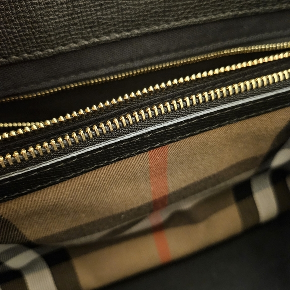 ✨ Burberry Black Leather & House Check 2-Way Shoulder/Crossbody Bag ✨ - Picture 9 of 15
